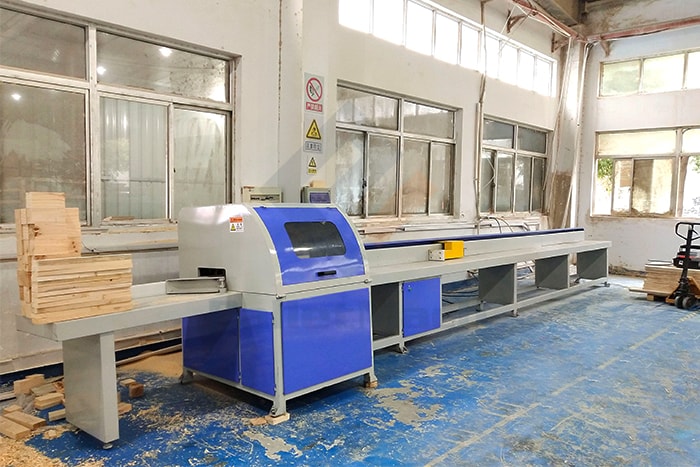 CNC wood cutting saw