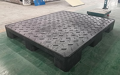 Molded plastic pallet